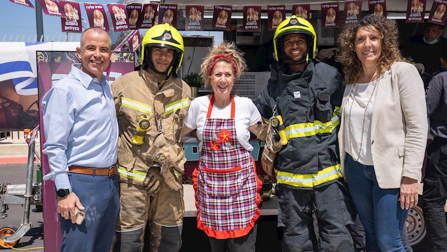 לוחמי האש סמדי בומבה ובן שימול, צילום: צילום לנס הפקות